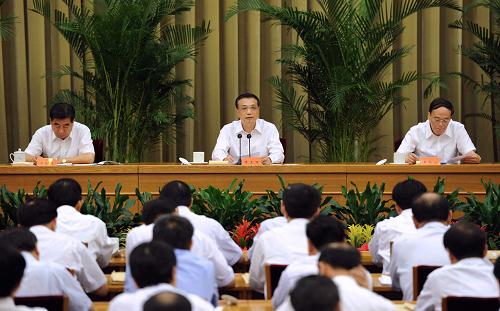7月5日至6日,中共中央、国务院召开的西部大开发工作会议在北京举行。这是7月6日,中共中央政治局常委、国务院副总理李克强作总结讲话。新华社记者 李涛 摄