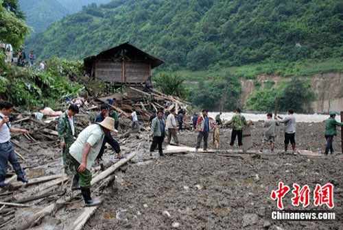 云南贡山泥石流死亡人数升至14人 救援困难重重